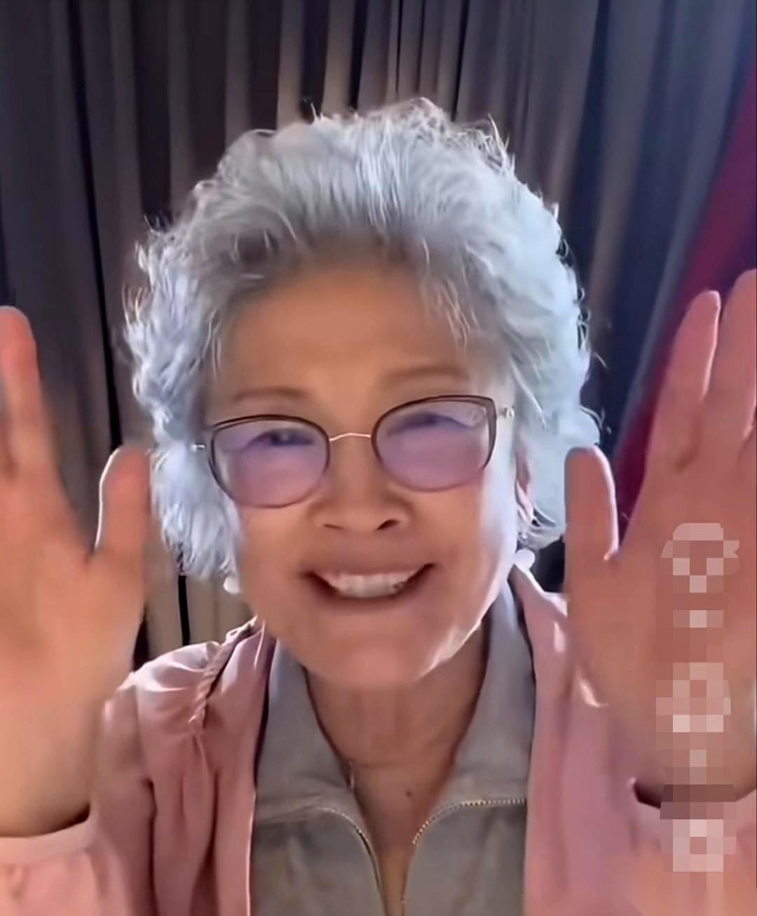 刷到宋春丽老师的视频，我愣了一下。
说真的，现在哪个女明星敢这样出门啊？
快75