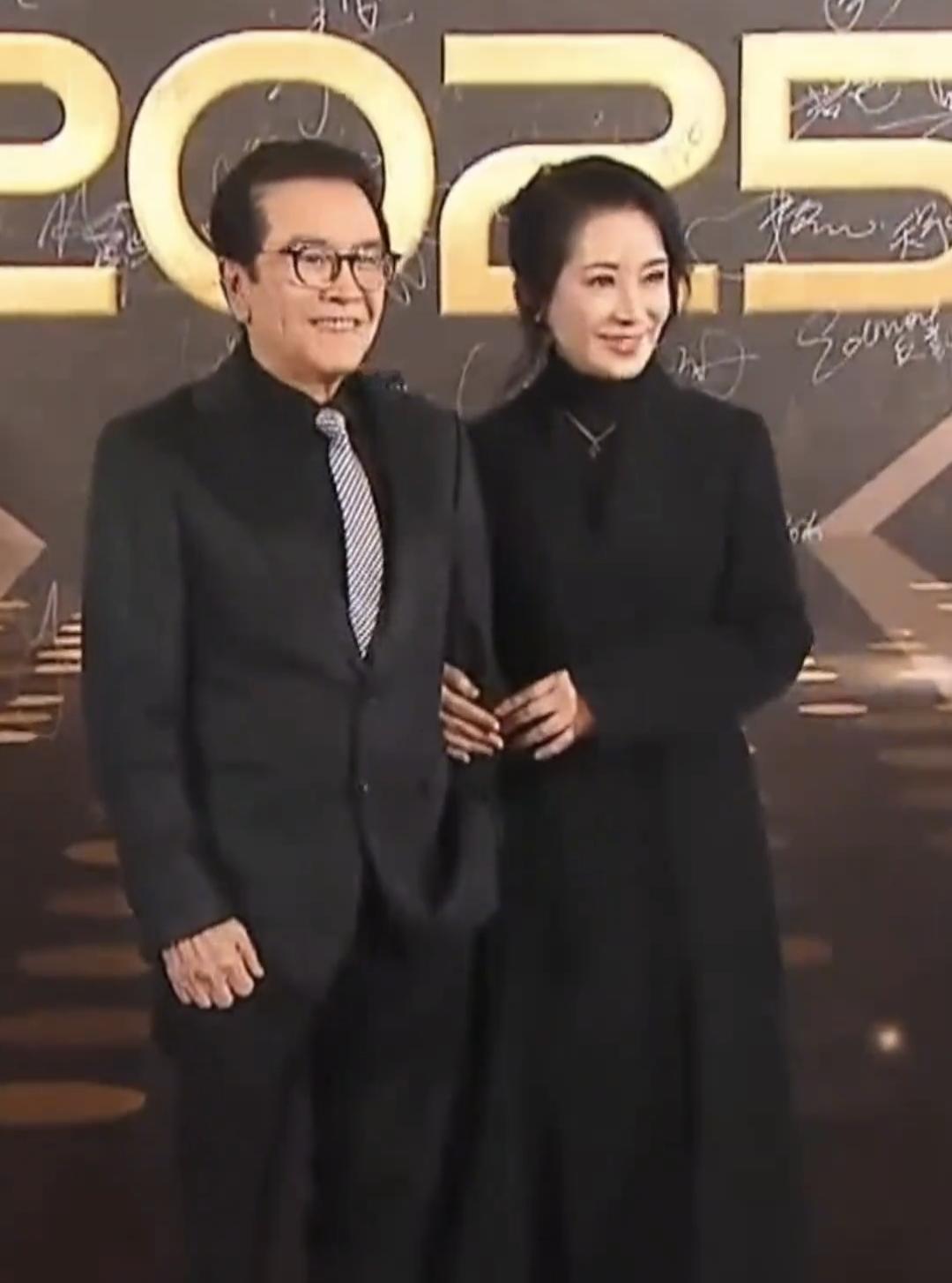 1997年的聂小凤和罗玄，居然在摄影棚里对戏了。
不是梦，是TVB经典剧集重聚特