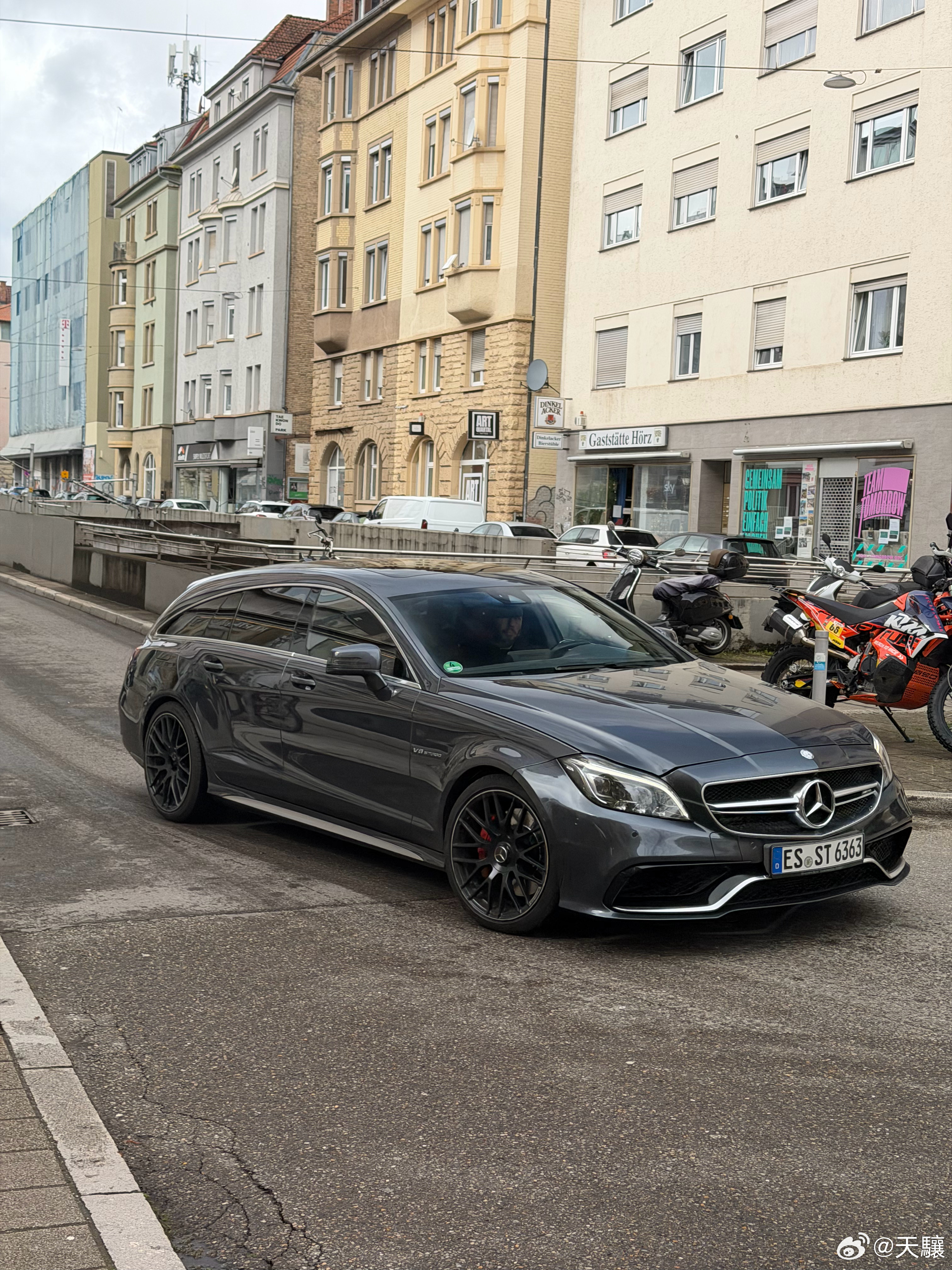 虽然人已经跑路慕尼黑了 但还是可以发点斯图街头的车 德国·斯图加特