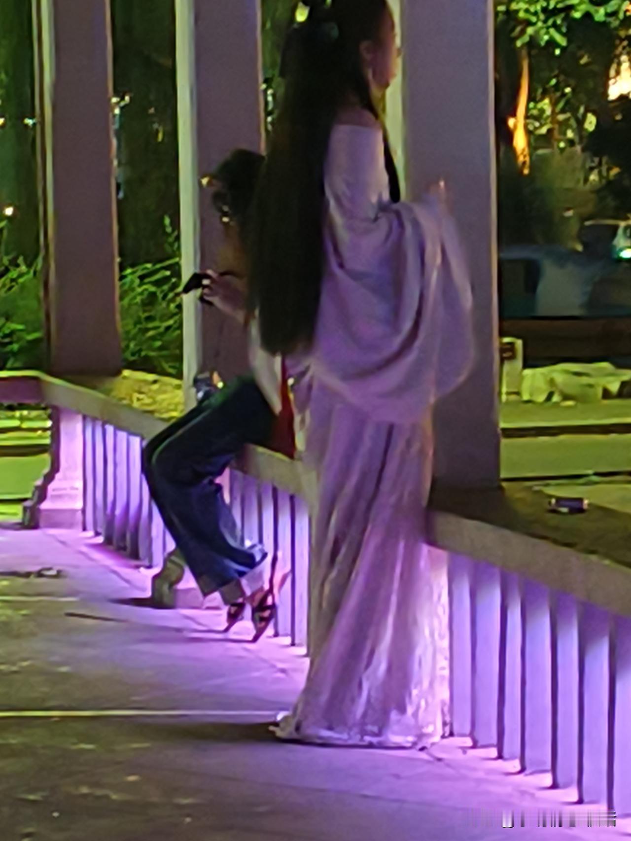 两位女生在夜晚散步聊天。