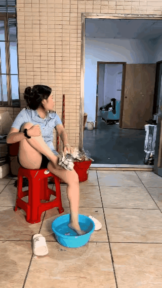 有一些女人，总想要她的老公听自己的话，叫他做什么就做什么，叫他向东就东，向西就西