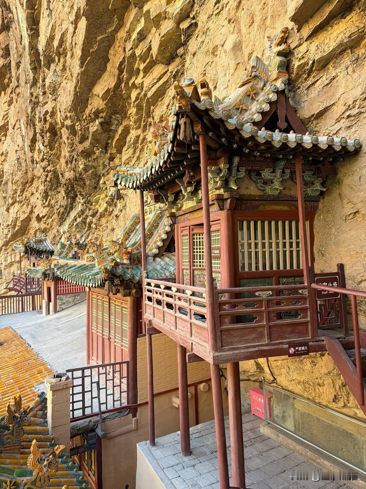全球奇险建筑/悬空寺
没有铁钉，凭飞梁借力山崖，
佛儒道共处一寺，藏着古人顶级的