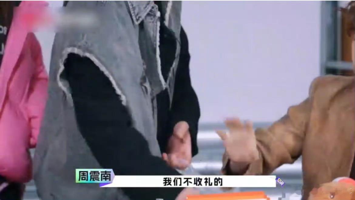 何广智请谨言慎行 从草根逆袭到聚光灯下，广智的幽默曾是小人物的共鸣器。可当话筒外