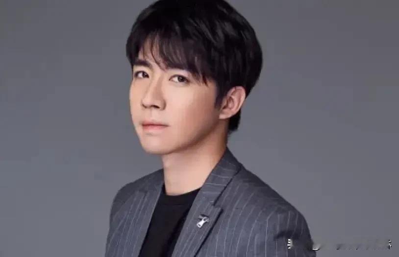 我怎么记得俞灏明今年和一个素人官宣过，好像是谈了很久才官宣的，当时大家还挺祝福的