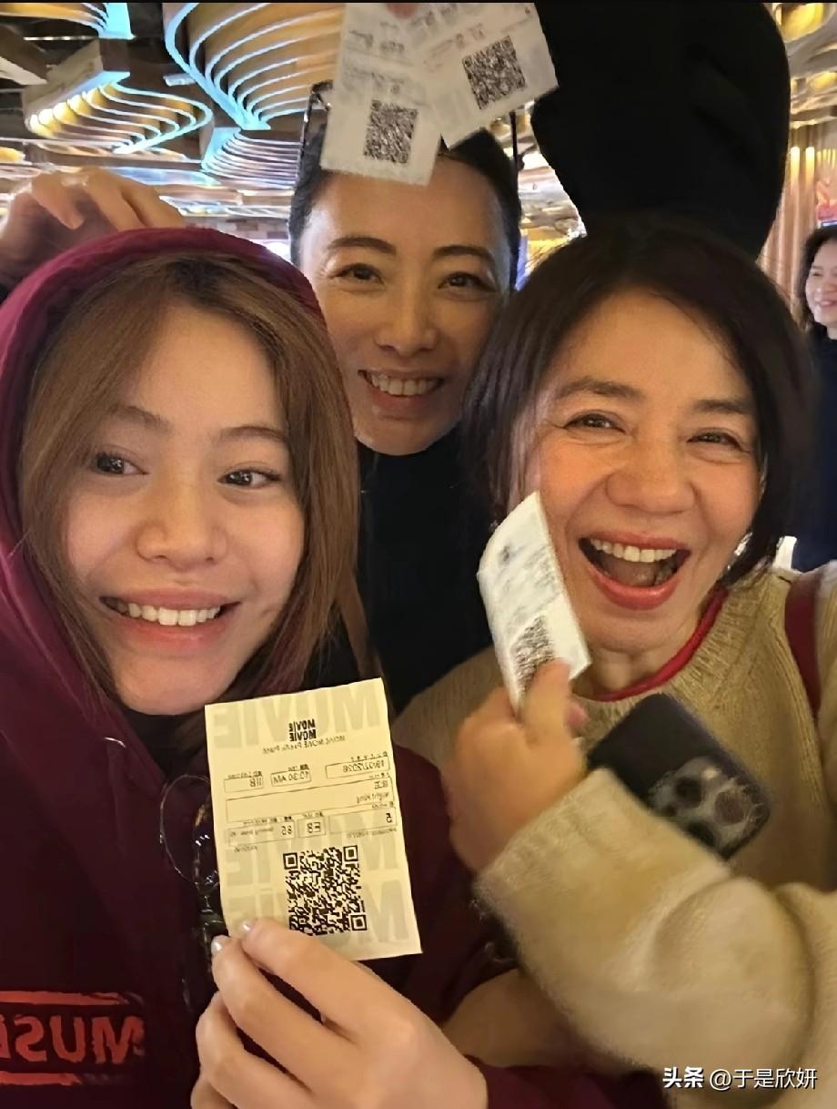 66岁的钟楚红，66岁的红姑，素颜出镜依旧明艳动人！甘比带着女儿刘秀桦，三人手持