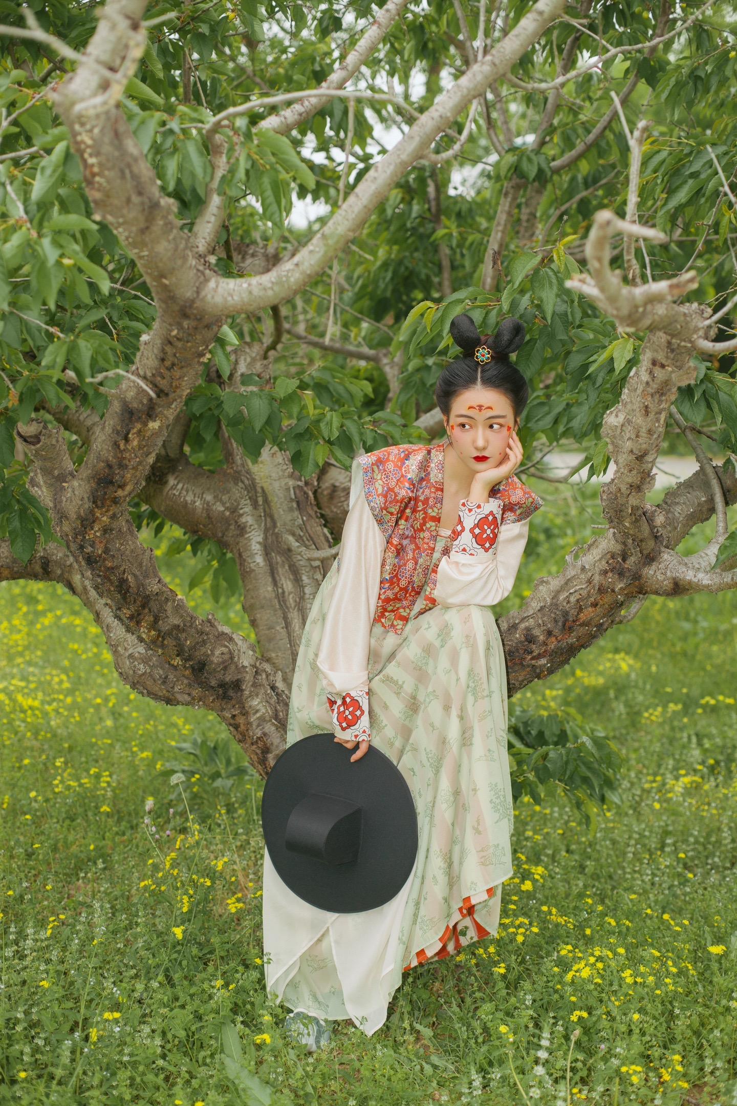 唐·武周｜姐就是女王，自信放光芒。武周复原穿搭✨ 
武则天对于唐朝女子的影响非常大，随着武则天当政进行的一些列改革，在这一时期女性获得了前所未有的生存空间和自由，女性地位大幅度提高，女性内心的自信与从容也透过衣着与妆容表现出来。