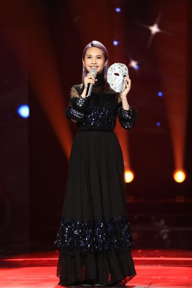 杨丞琳以幽默积极的态度回应被歌手淘汰，她表示不会因为比赛结果而气馁，杨丞琳用《带