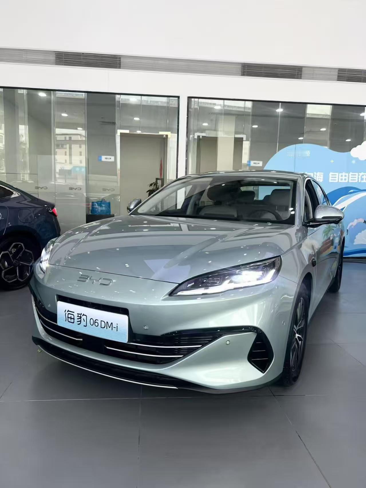 尺寸比05稍大一点，空间更充裕，同样有超低的亏电油耗，家用代步非常经济。 