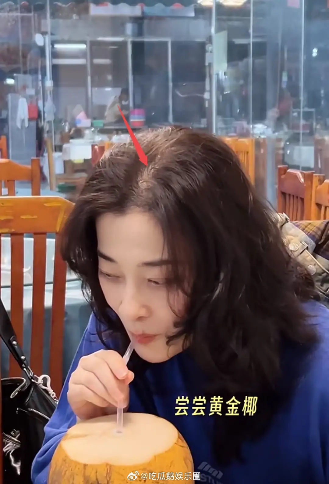 梅婷吃海鲜大排档，50了脸蛋很紧致，没做发型头顶稀疏发缝好宽！ 