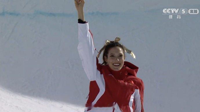 谷爱凌金色蝴蝶结美的要起飞了 