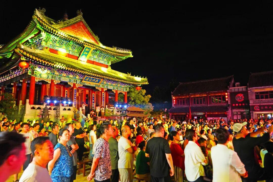 秋日生活打卡季即墨区露天电影放映活动将于8月26日、28日在即墨古城启动，每晚放