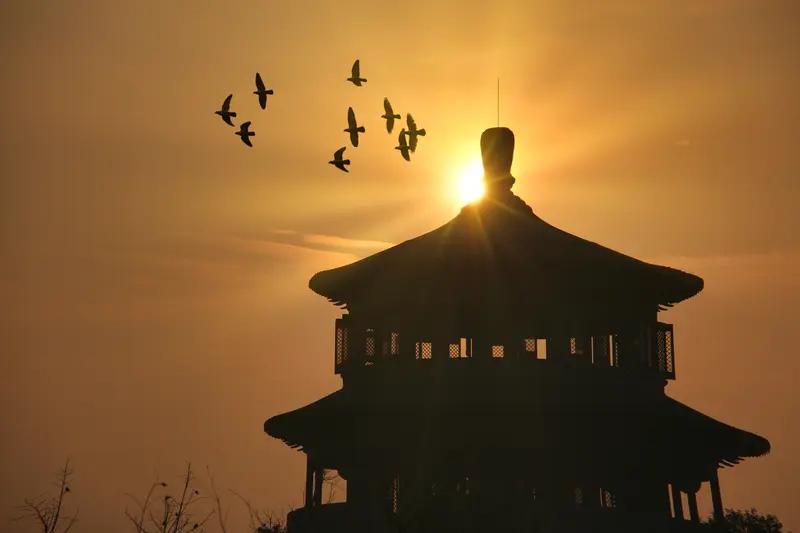 【年少轻狂，仿佛世界全是我的】
“去巴黎，去意大利，我一定会成为最棒的设计师，每