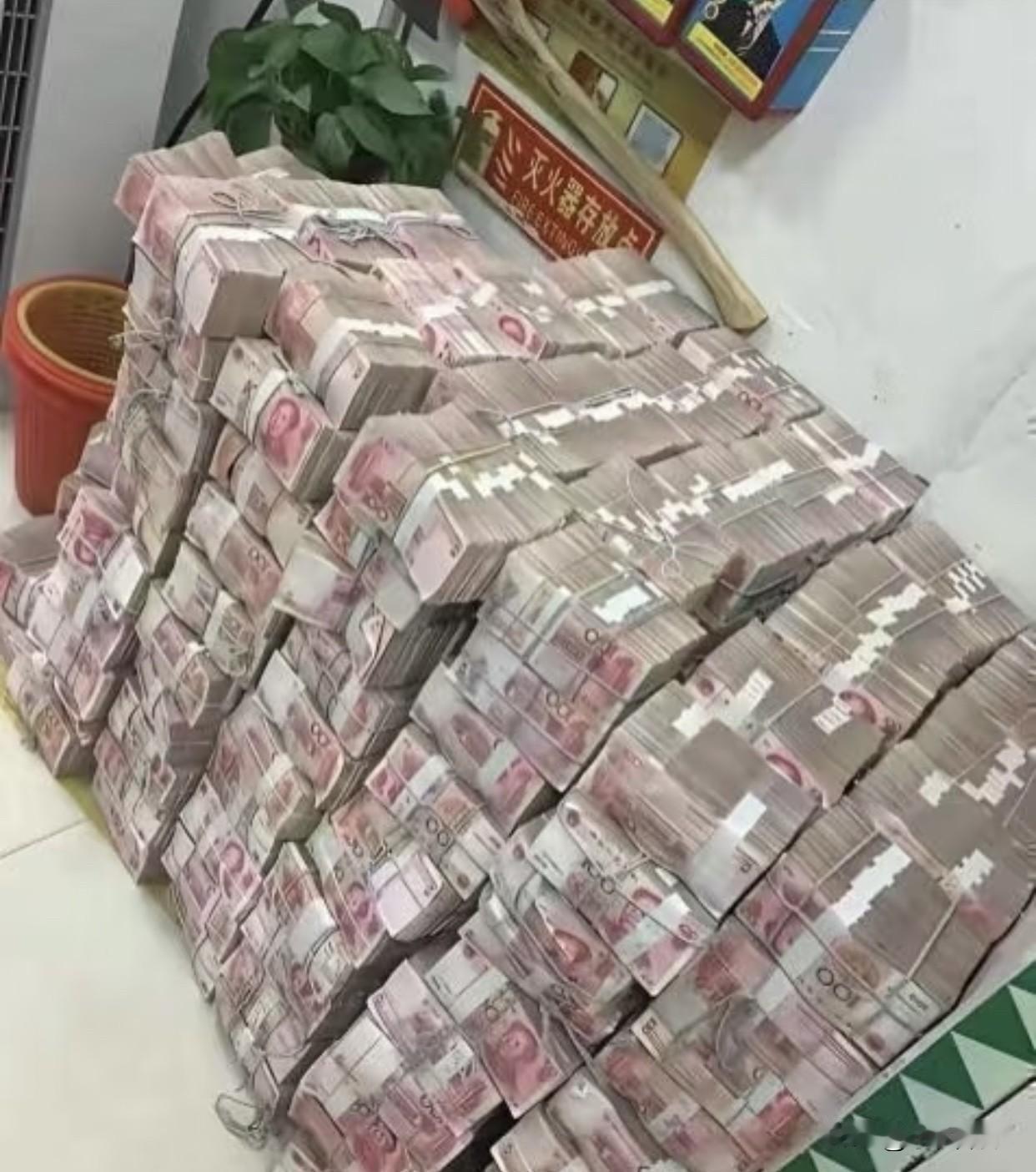 家人们谁懂啊！我这钱多到成了“甜蜜负担”，真是烫手啊！存在银行，数额太大心里直打