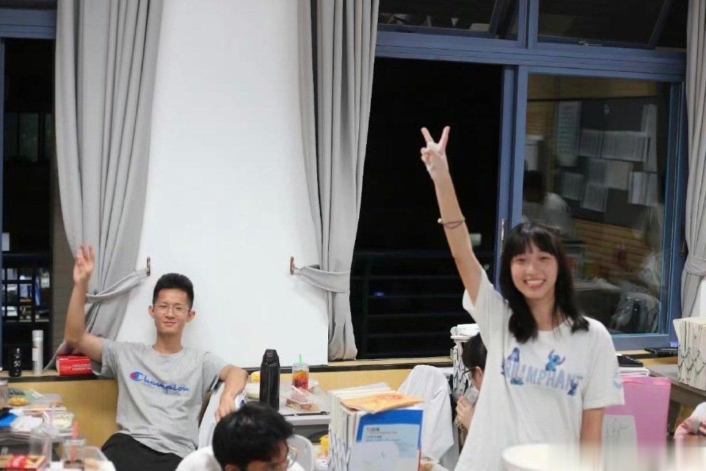 从同一所高中到同一所大学 ​​​
