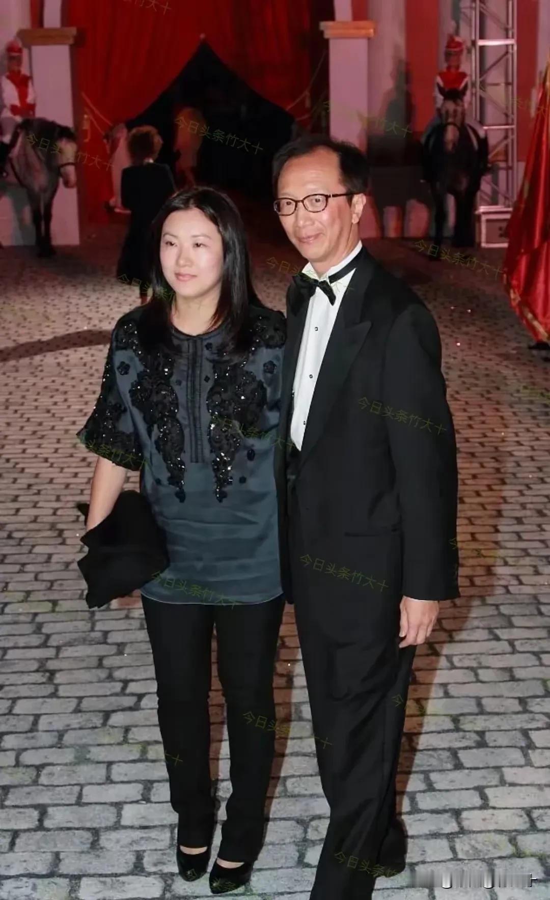 相对于郭晶晶的高调，感觉伏明霞退役后就真的太低调了，基本上很少能看到她！

真的