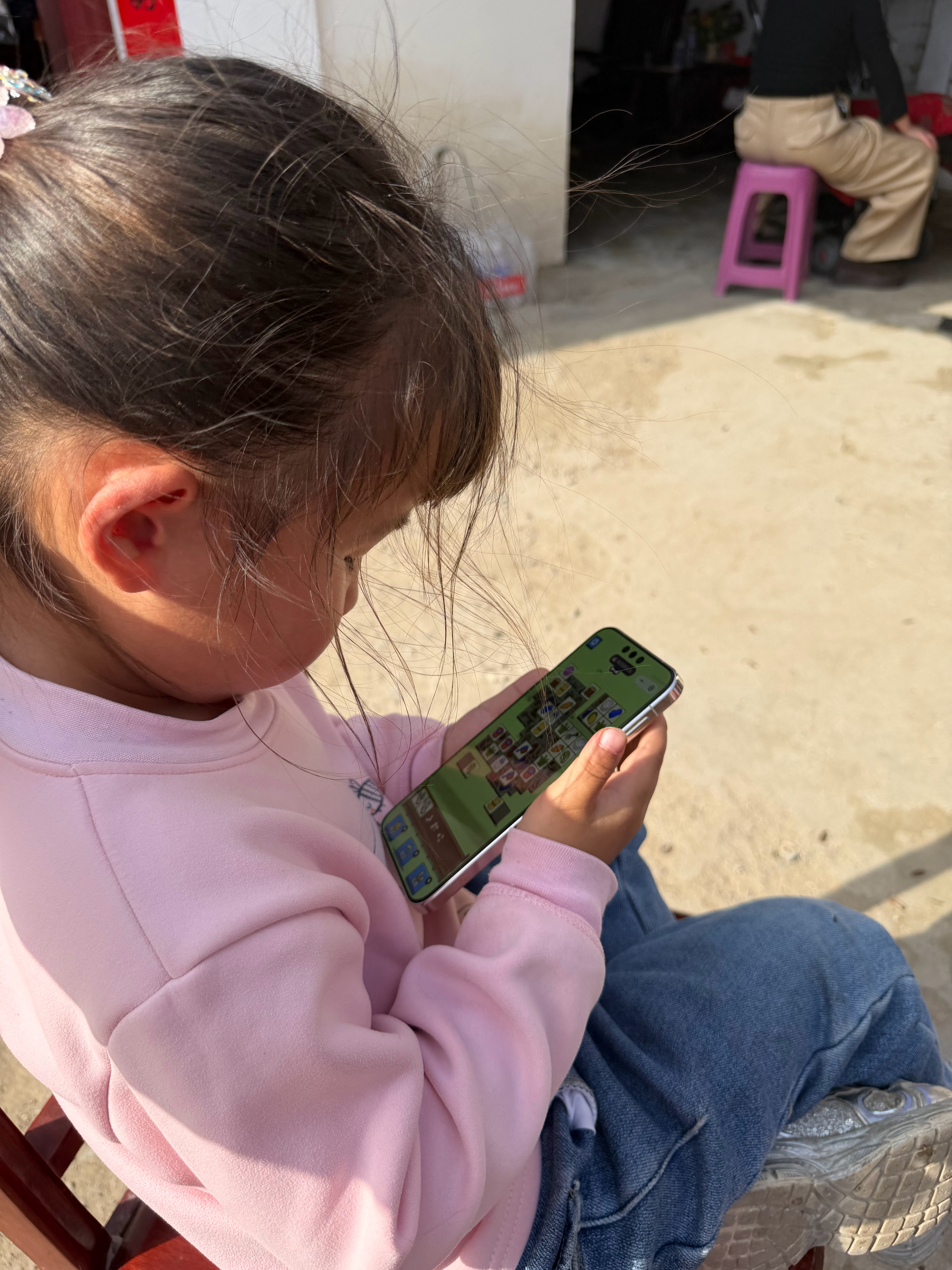 女儿还是太年轻，不服输，羊了个羊第2关玩半天了，都没有过 