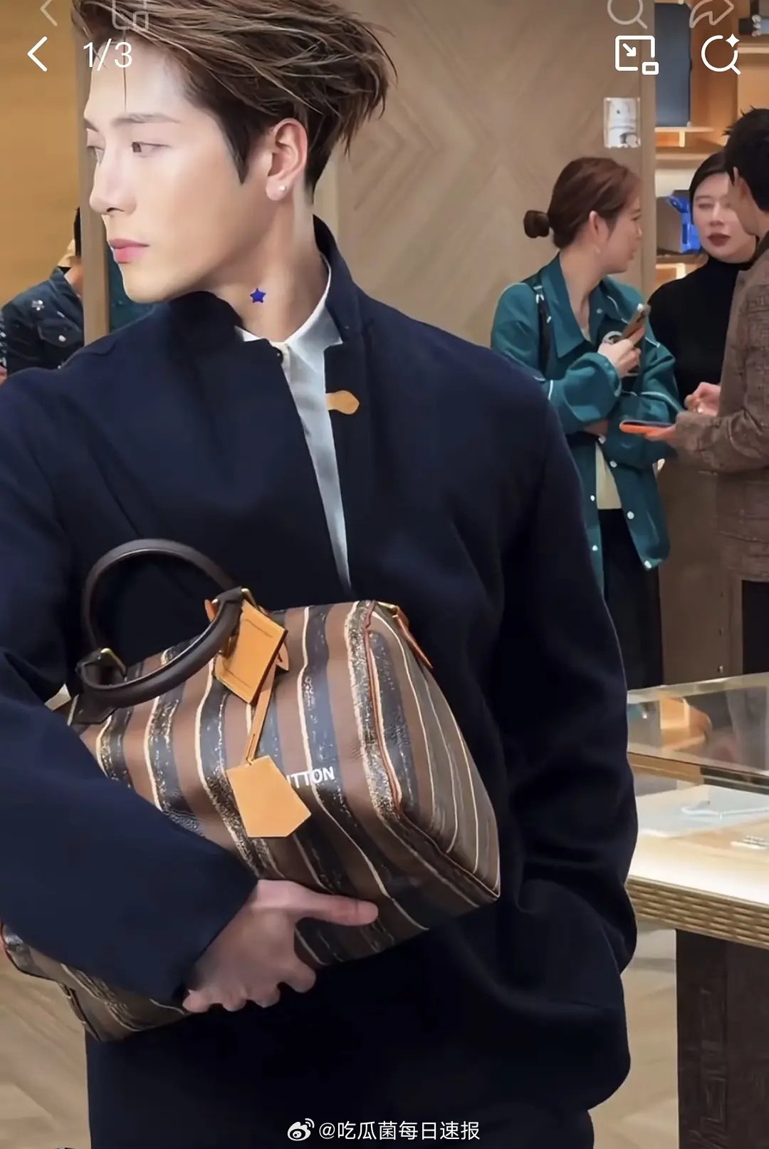 王嘉尔、王鹤棣、田栩宁同角度视频截图，三位流量的超绝侧脸