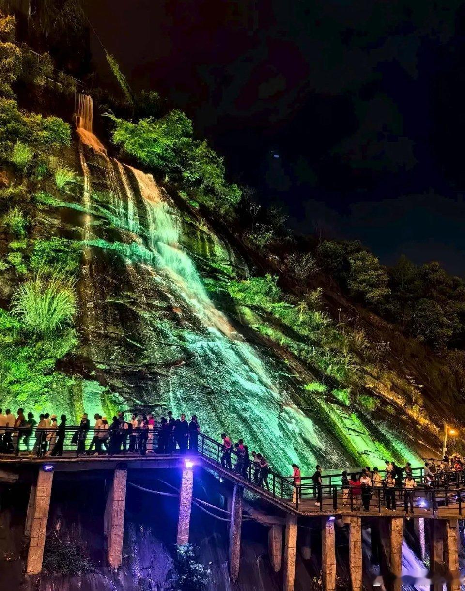 a股目前有望加速推进，盘中完成调整，分化结构性牛市还在继续，要用牛市的思维分析技