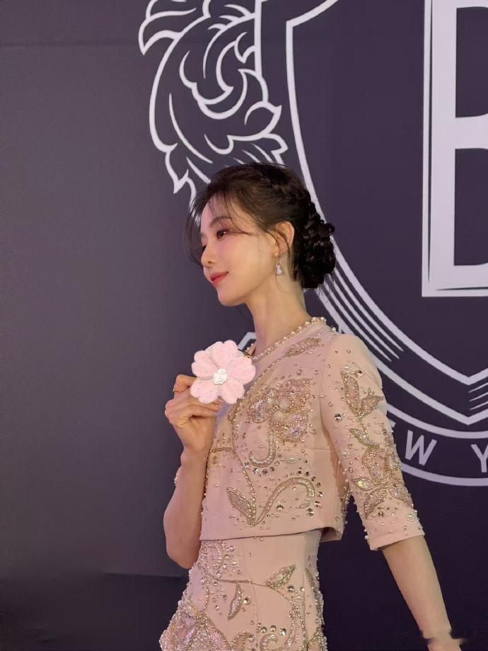 刘诗诗白瓷妆 哇哦！刘诗诗今天的白瓷妆造直接美到我心巴上！怼脸皮肤白皙如白瓷，细