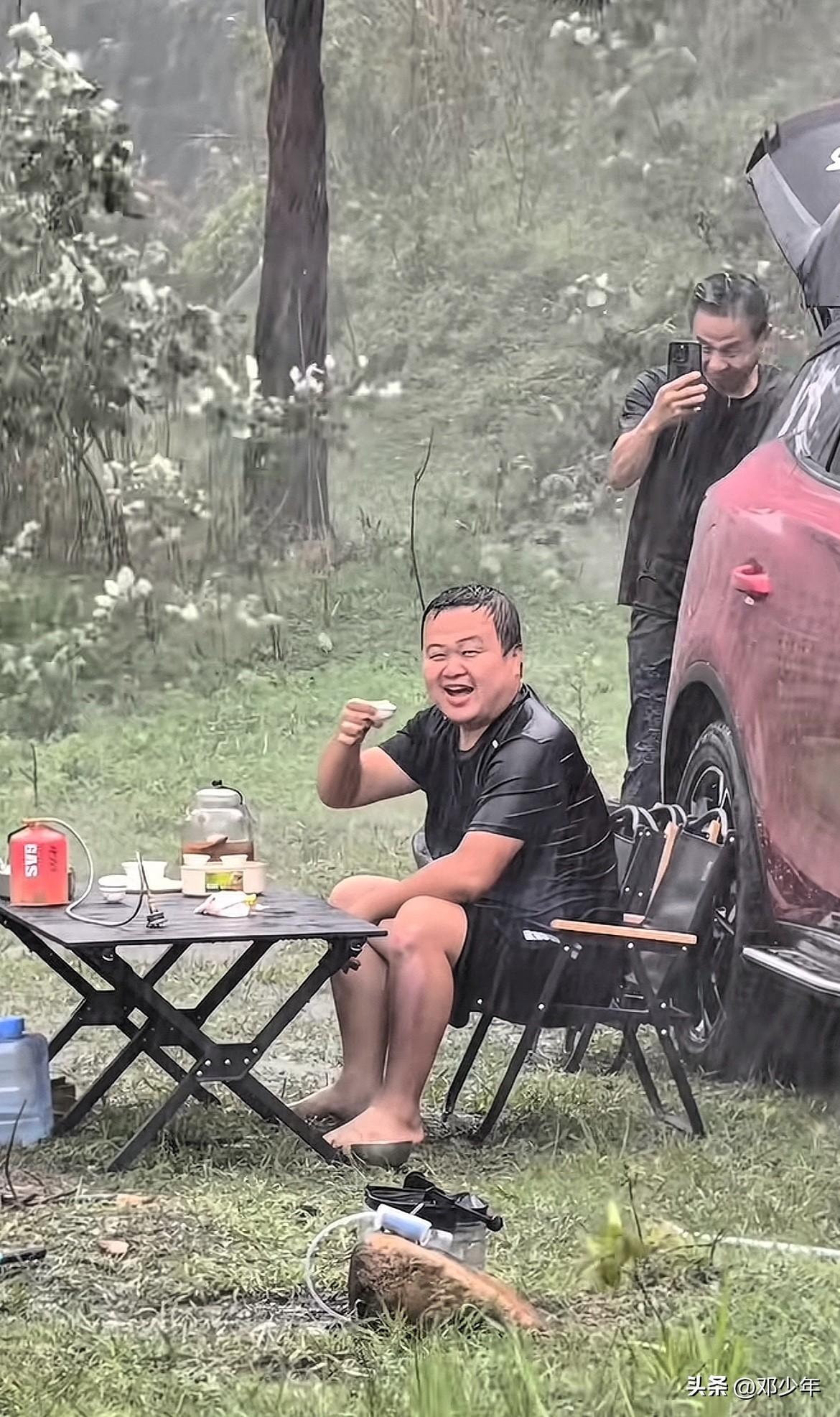 这人心态真好，露营时刚搭好帐篷就下起了瓢泼大雨，他仍然淡定的在雨中喝茶，我觉得他