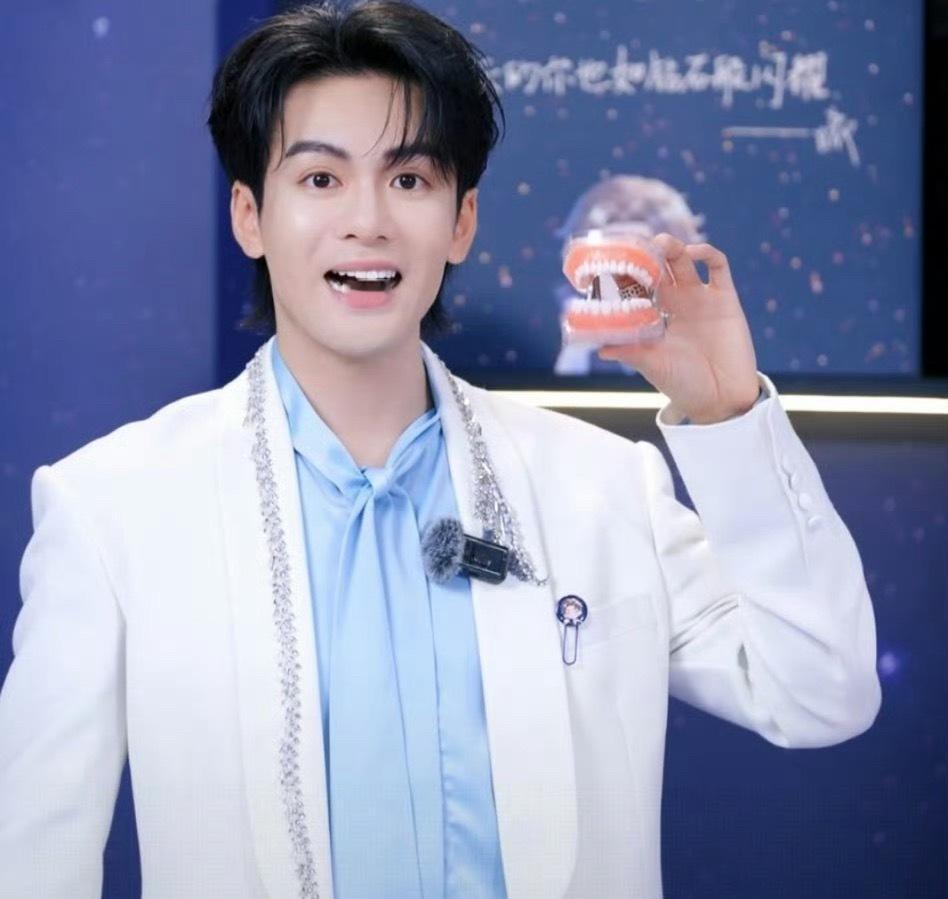 曾舜晞直播，牙齿这么白肯定用了云南白药呀[点赞] ​​​