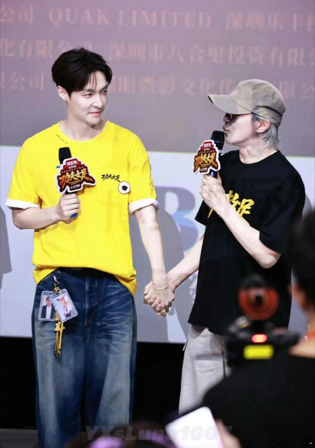 张艺兴护送周星驰上车长沙路演人潮拥挤，张艺兴全程小心搀扶周星驰，细心护送前辈上车