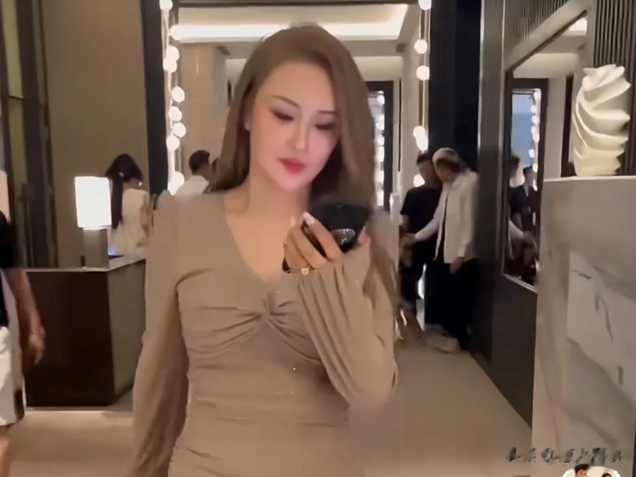 网红吴迪老婆文静展示价值1300万首饰！

文静和吴迪参加卡地亚品酒会，文静戴着