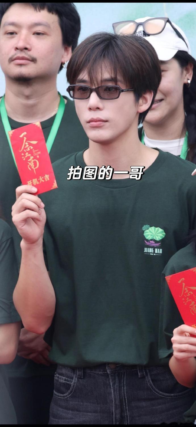 赵今麦王安宇新剧开机状态 素颜开机氛围感绝了，王安宇顺毛简约发型衬得气质温润，自