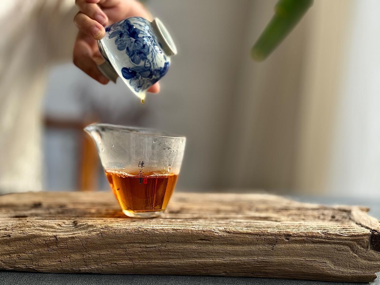 红茶喝了这么多年，很多人其实都喝错了！
泡红茶，一定要用刚烧开的沸水冲泡。
因为