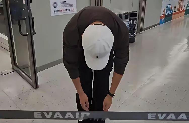 鞠躬也没用！汪小菲彻底败光路人缘，网友：越看越反感。即便一次次90度鞠躬道歉，也