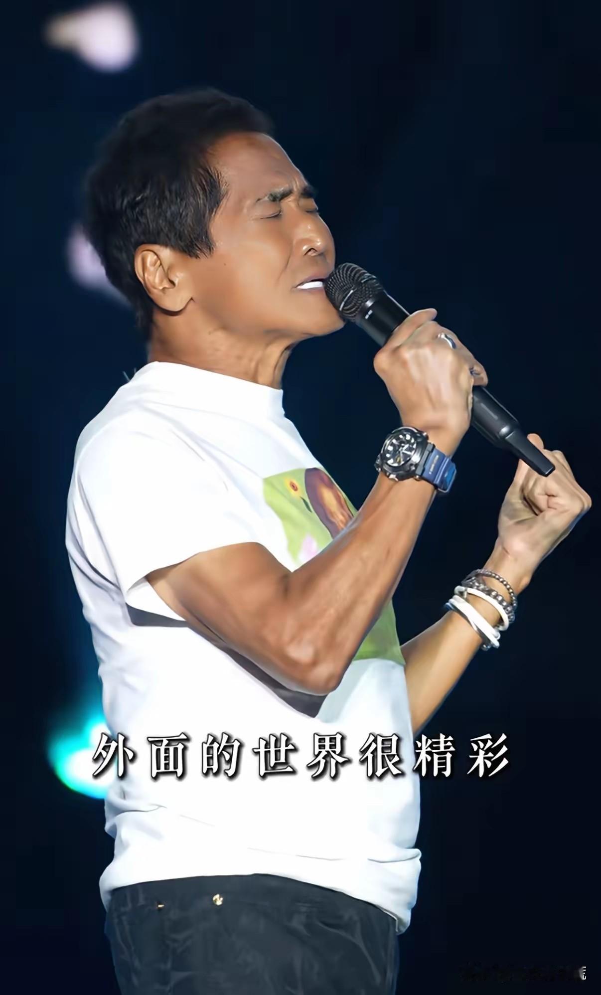 昨晚湾区晚会上，我姐姐看到齐秦出场演唱，突然就哭了。

齐豫唱完，齐秦上场，穿牛