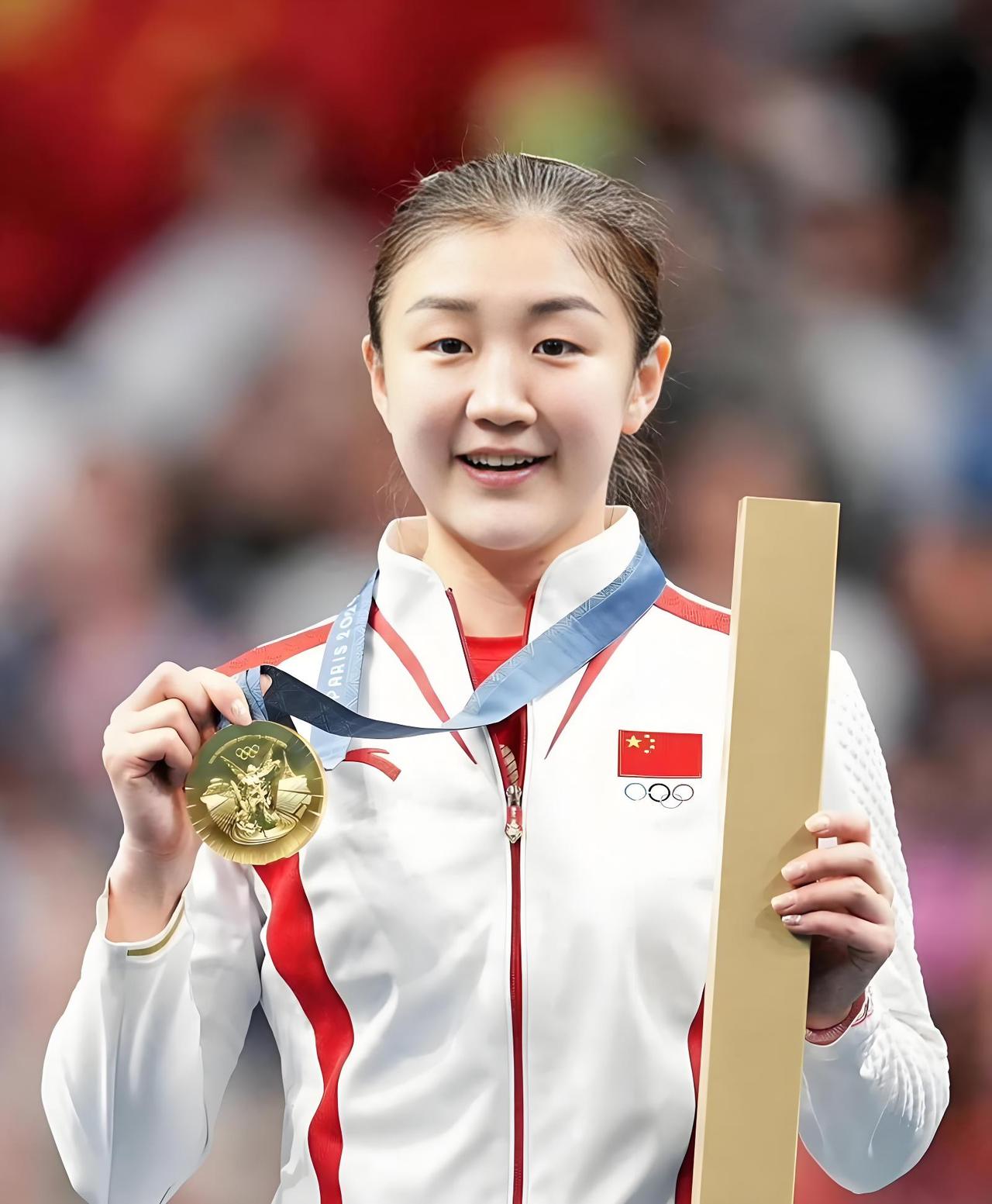 陈梦的金牌时刻：笑容里藏着的热爱与坚持

看这张照片，陈梦穿着印着中国国旗和奥运
