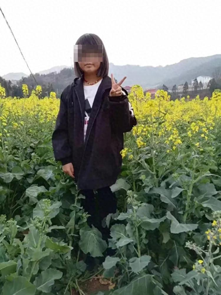 云南曲靖，一14岁少年在与女同学一起玩耍时，趁对方不备，将其抱住后欲发生关系。女