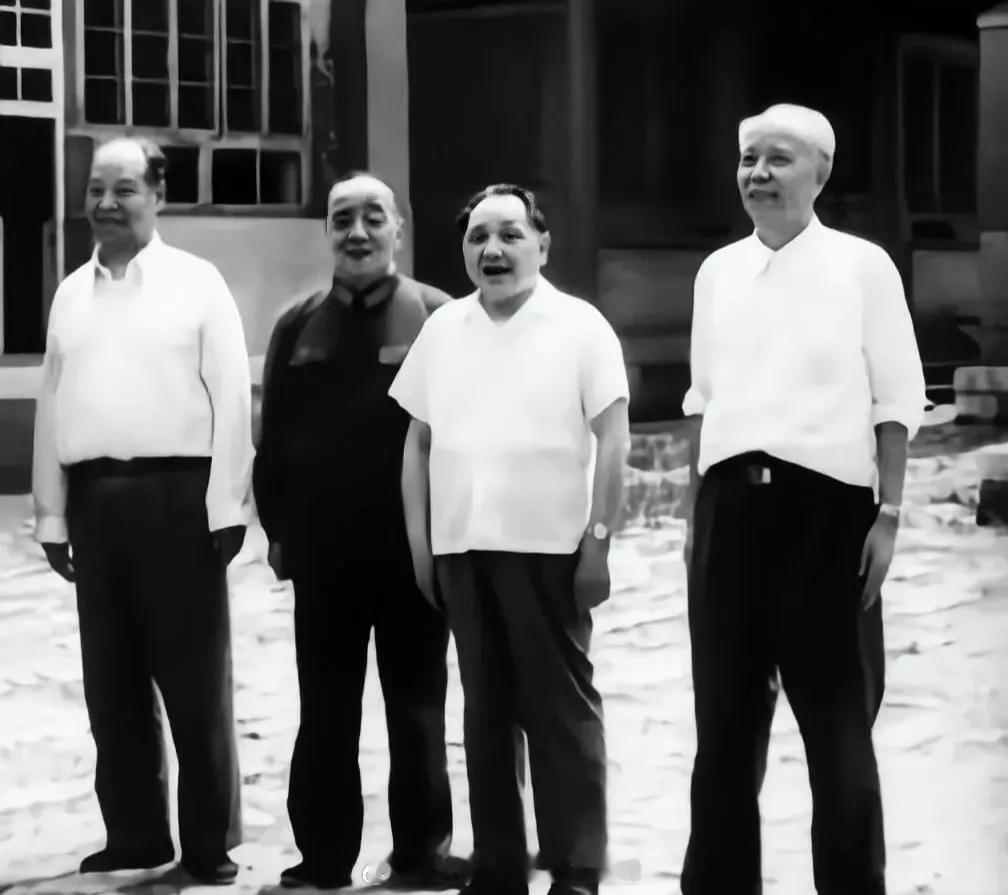 老同志个个笑容满面，四人一起愉快地合影。左一右一身材很魁梧，左二右二身材很结实。