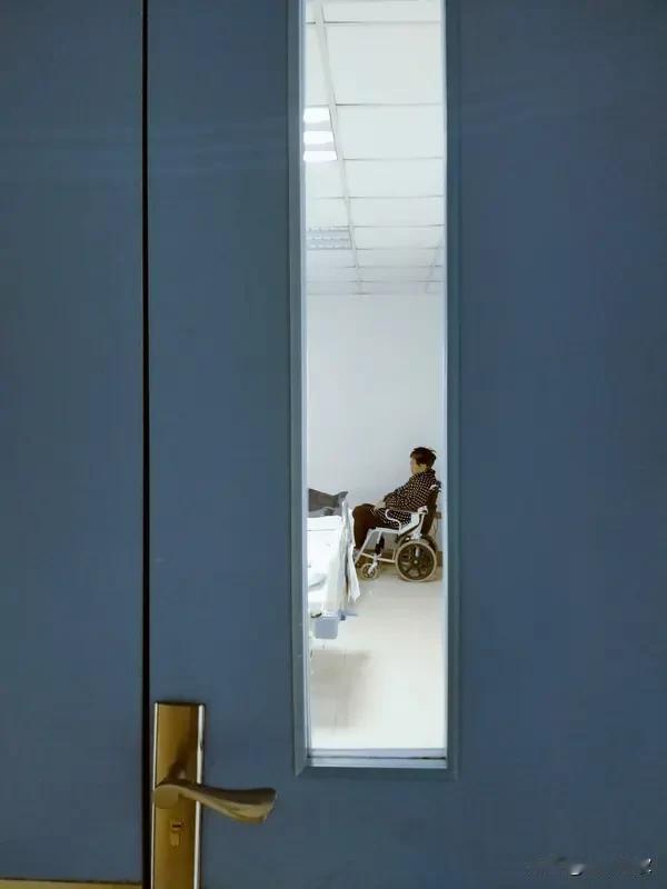 你能想象吗？在医院这种救死扶伤的地方，竟然发生了医生当众痛殴呼吸困难病患的事！近