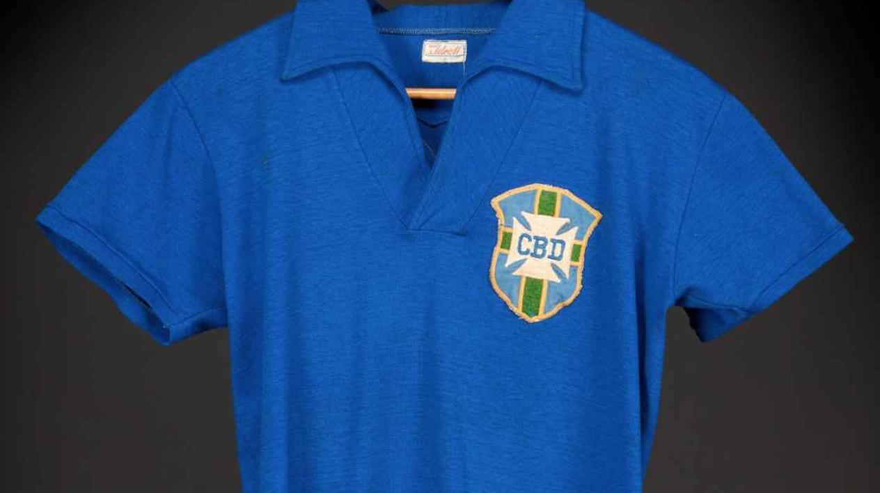 贝利在1958年FIFA世界杯决赛中代表巴西队以5-2战胜东道主瑞典队时所穿的球