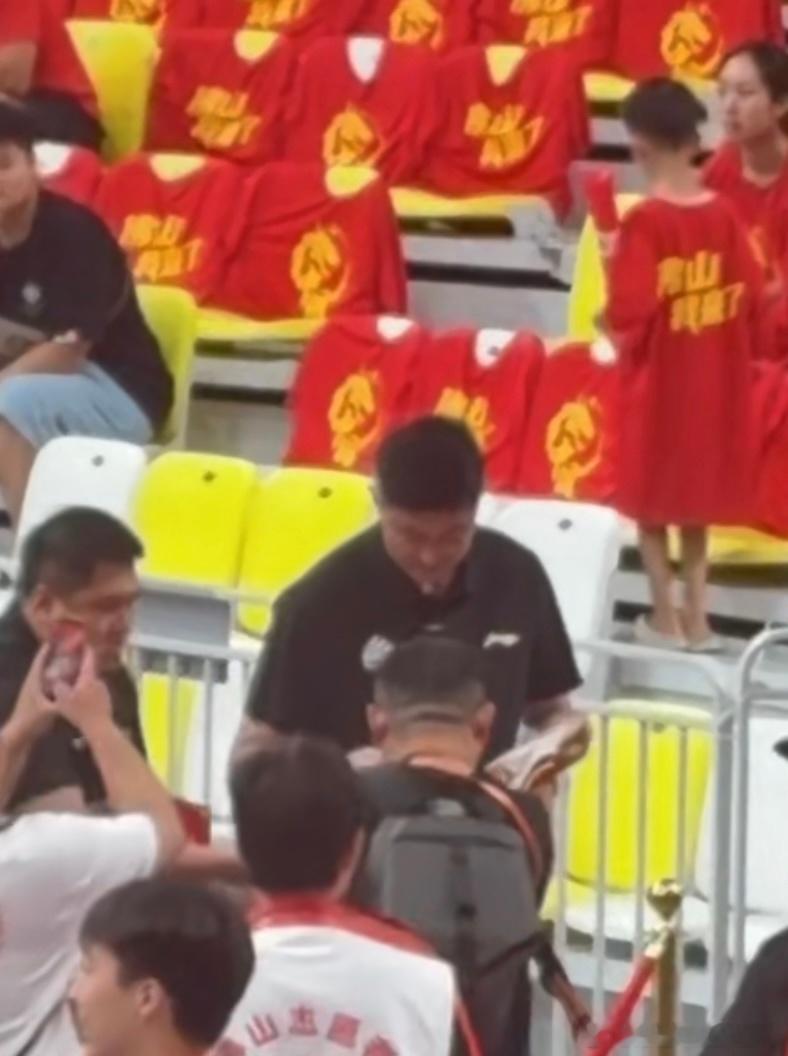 前广东宏远男篮主教练杜锋指导现身佛山球场，现场观看中国男篮对阵乌拉圭热身赛！本场