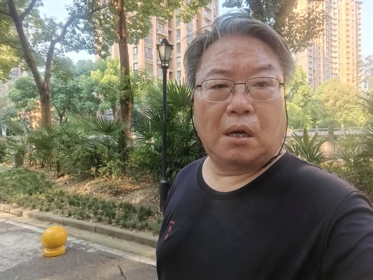 2026年8月第一天，晨起，陪太座步行三公里多，然后自己补满5公里，太座上楼后明