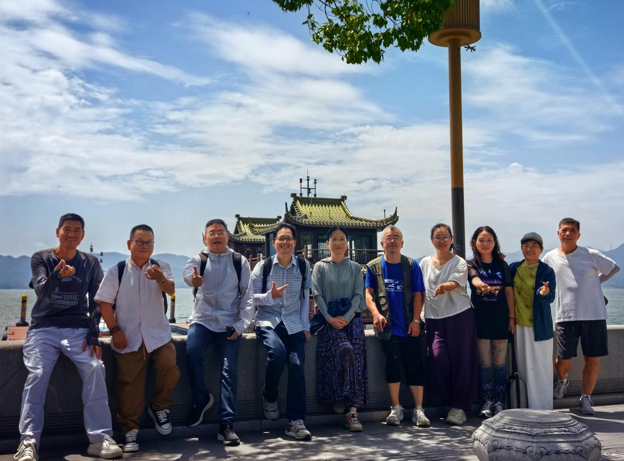 2026年7月22日，绍兴几位文友相约，冒着酷暑，前往宁波东钱湖和南塘老街游玩。