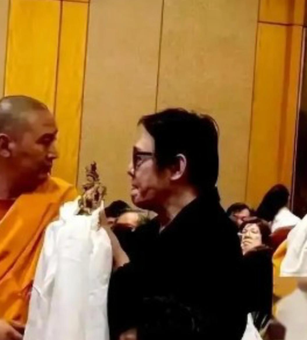 现年62岁的李连杰与家人一直在新加坡生活，这几年开始频繁现身国内，出席各种活动，