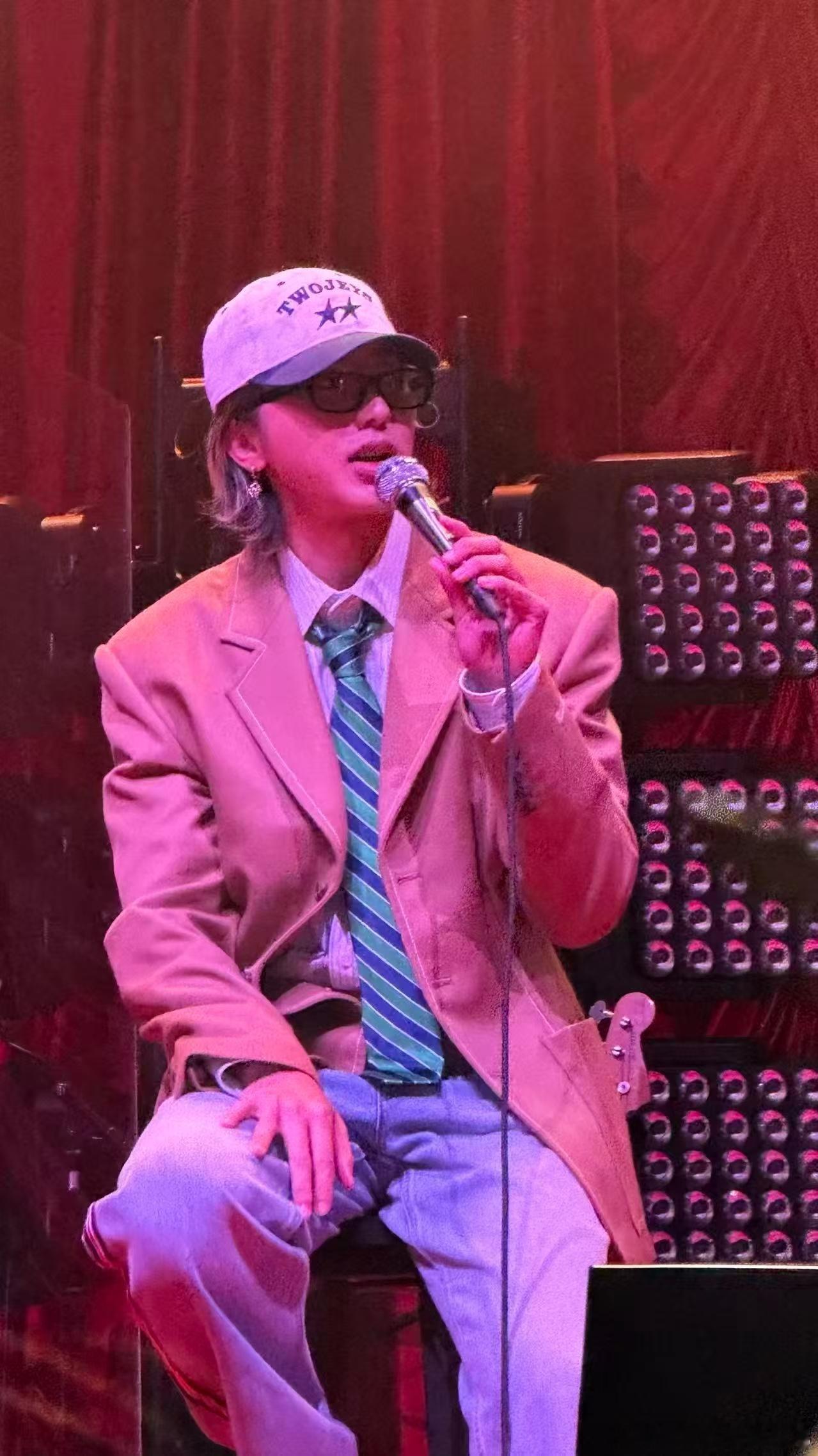 七年时光流转，蔡徐坤重回伦敦同一座城市开唱，现场talking满是宿命感，坚守音