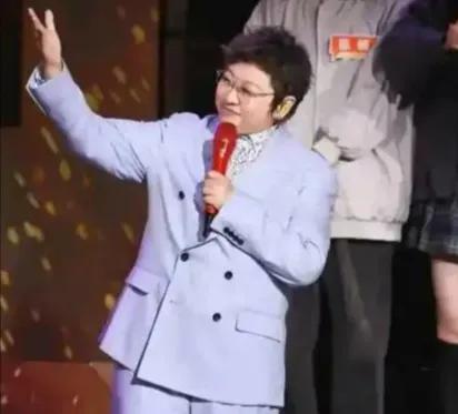 在大众印象中，韩红是实力唱将，也是公益先锋，形象严肃庄重。可近日她在节目中搞怪模