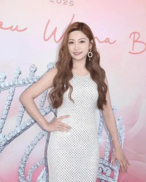 漂亮的妹妹，可惜了！2025香港小姐的热门人选朱绰盈，最后时刻，因执着于自己的律