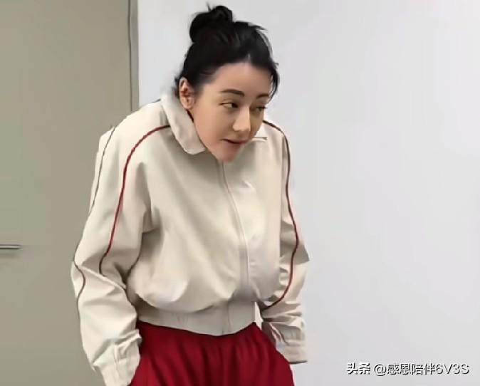 哇哦，迪丽热巴这一身休闲打扮简直太接地气啦！
她扎着丸子头，双手插在裤兜里，迈着