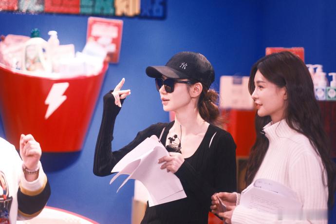 #戚薇六之大集花絮照掉落##戚薇六之大集花絮照# 六之大集花絮照中的戚薇魅力十足