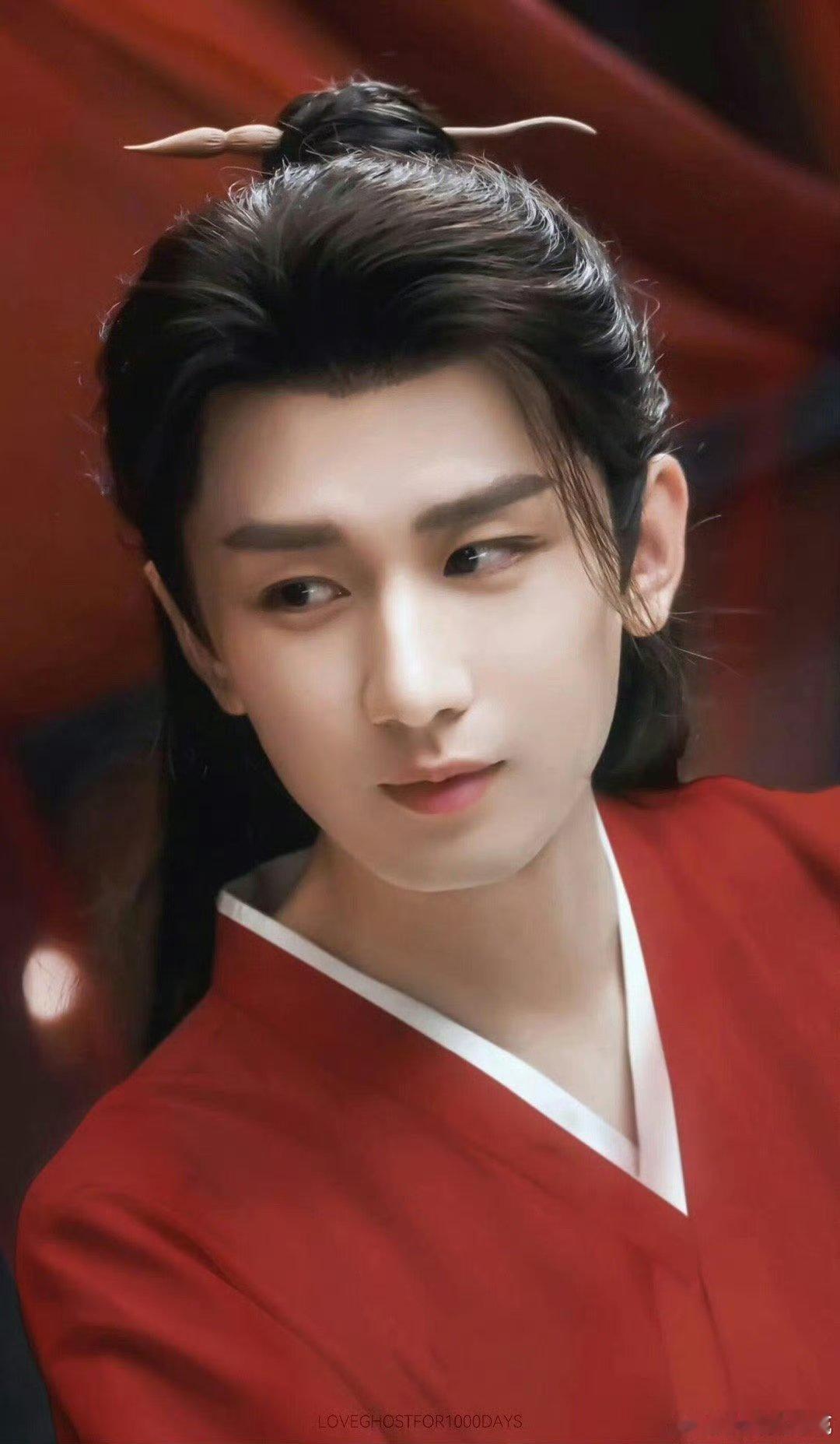 成毅出道14周年红衣少年神图 十四年的演艺路上，成毅用一次次精彩表演证明自己。从