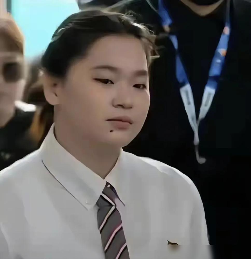 全红婵这两年，真的是在鲜花和唾沫里熬。
14岁东京奥运三跳满分，拿466.2分