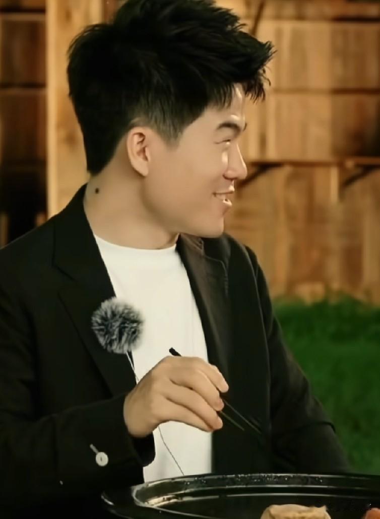 一个炖肉料包也能被董宇辉整成个段子，看着他如发现宝藏般夹出一个料包，闻完后的表情