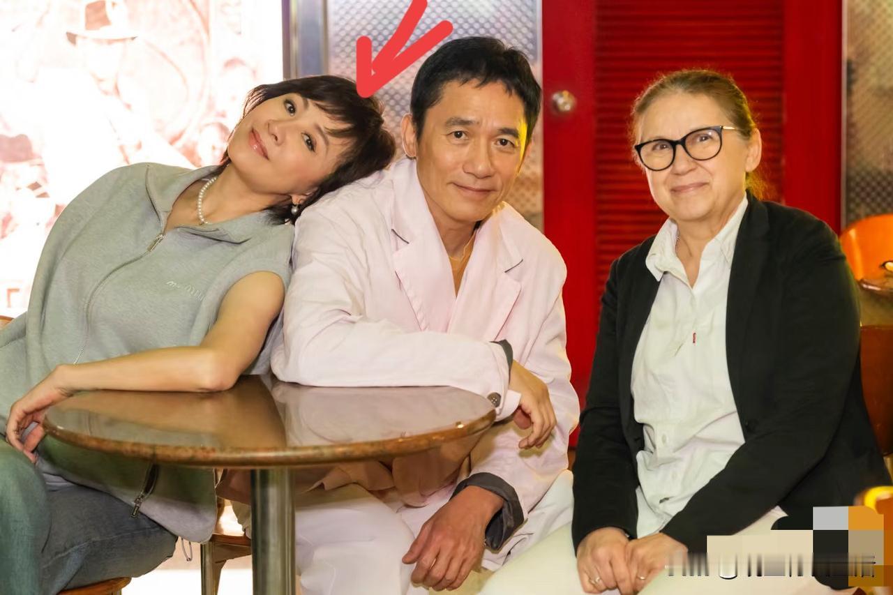 太甜腻！瞧，明明年过六十了，刘嘉玲竟还当着大伙的面，在丈夫面前撒娇！

果然应了