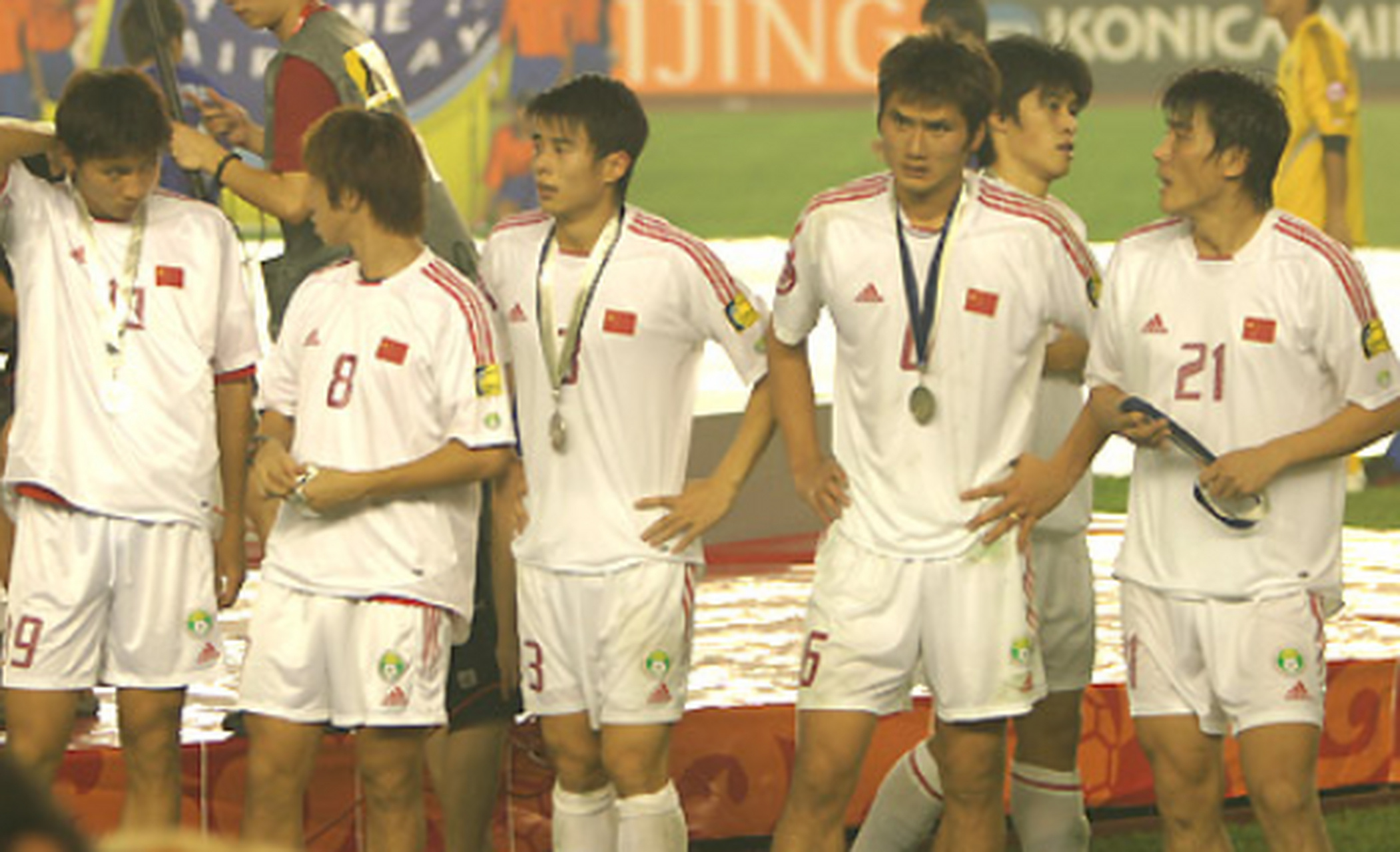 国足上次打决赛世界是这样2004年亚洲杯决赛，谁在现场看了的，举手！ 